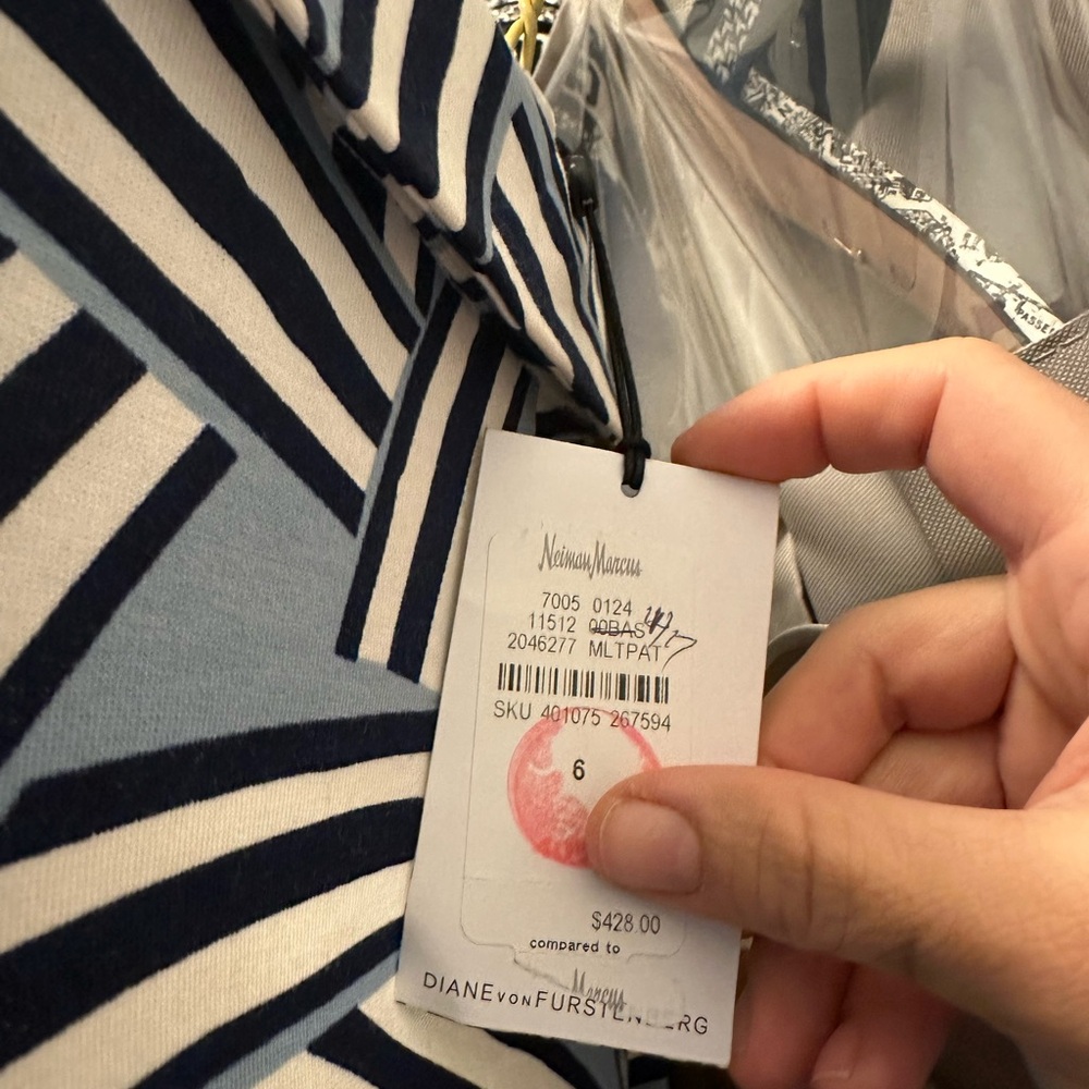 DVF Short Sleeve Wrap Dress - Picture 4 of 5